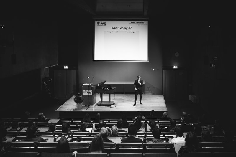 Herre Zonderland tijdens een lezing.